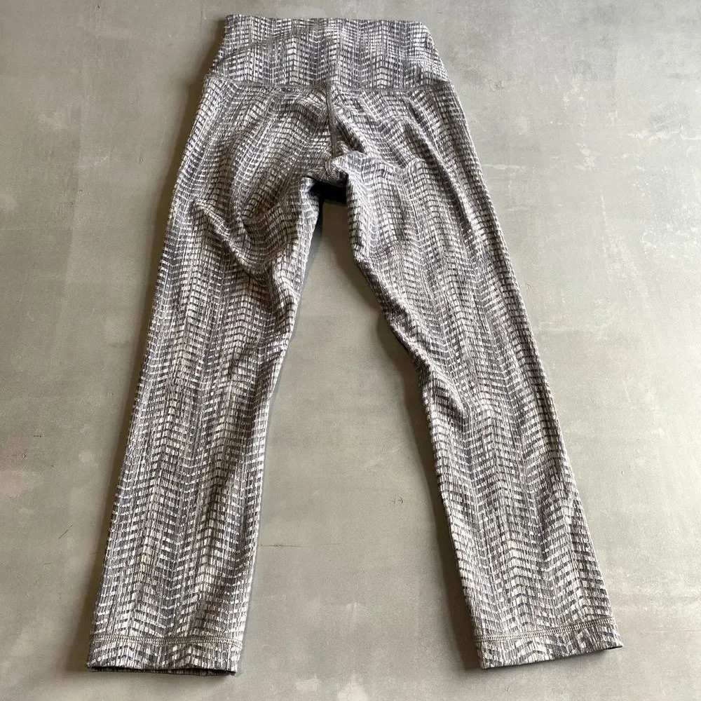 Lululemon Leggings Womens 4 Gray Pattern Capri Low Rise Gym yoga running stretch